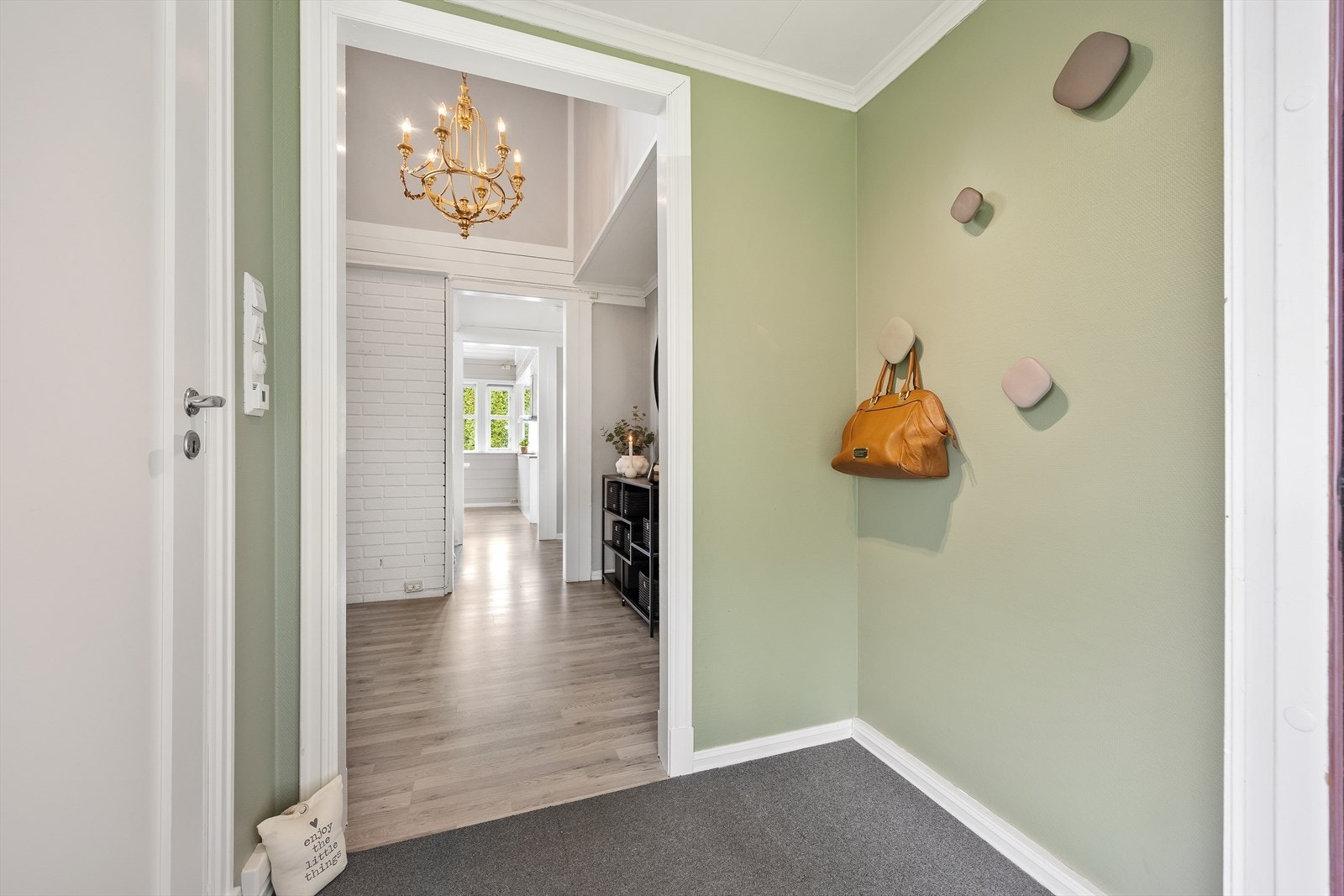 Praktisk entré med plass til oppheng av yttertøy og til å sette fra seg sko. Galleribilde