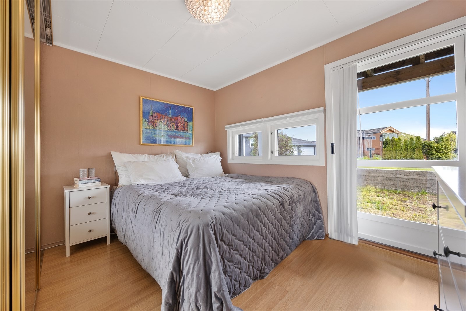 Romslig soverom med plass til dobbeltseng og nattbord. Galleribilde