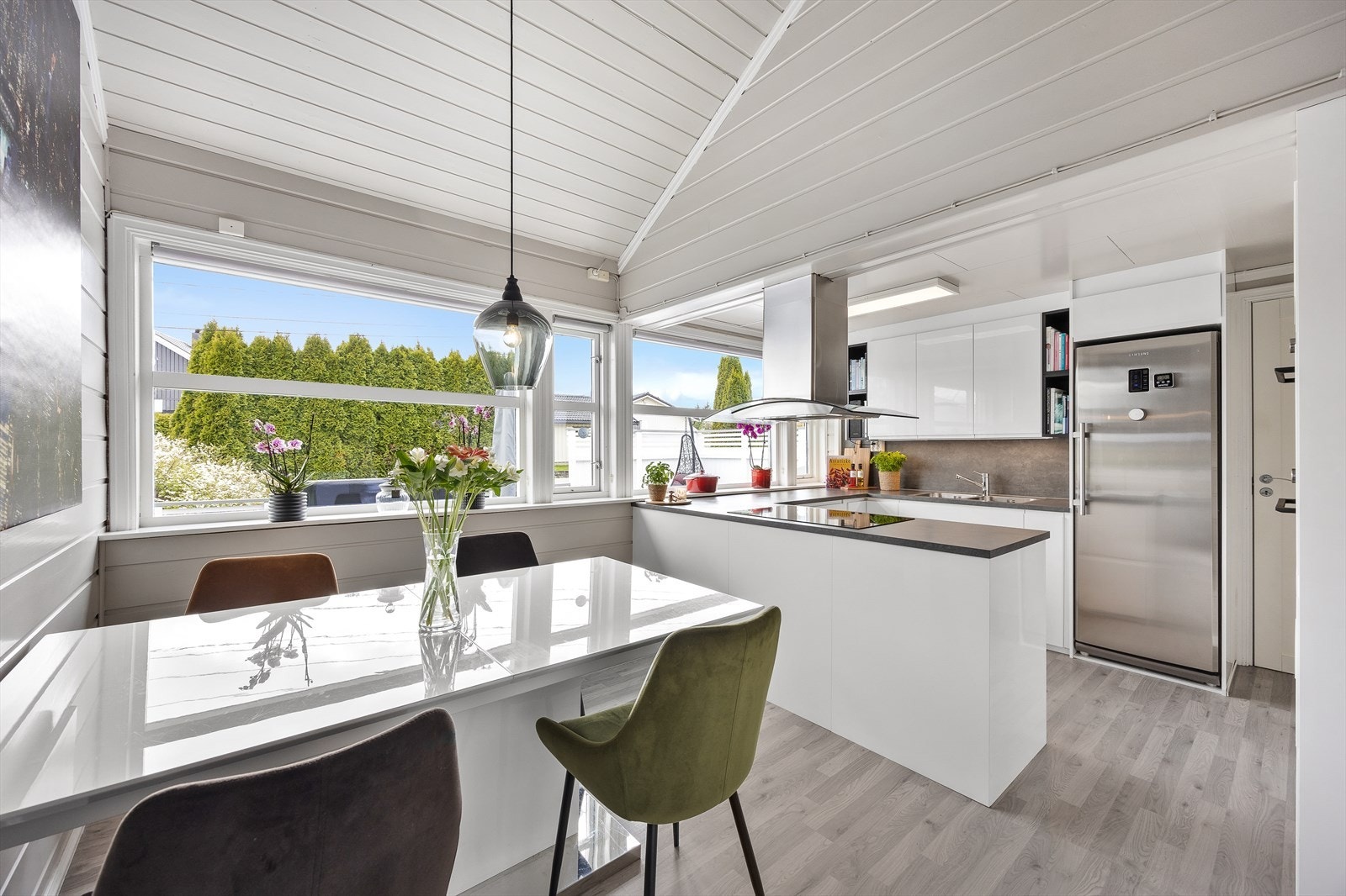 Det er god plass til et spisebord på kjøkkenet. Galleribilde