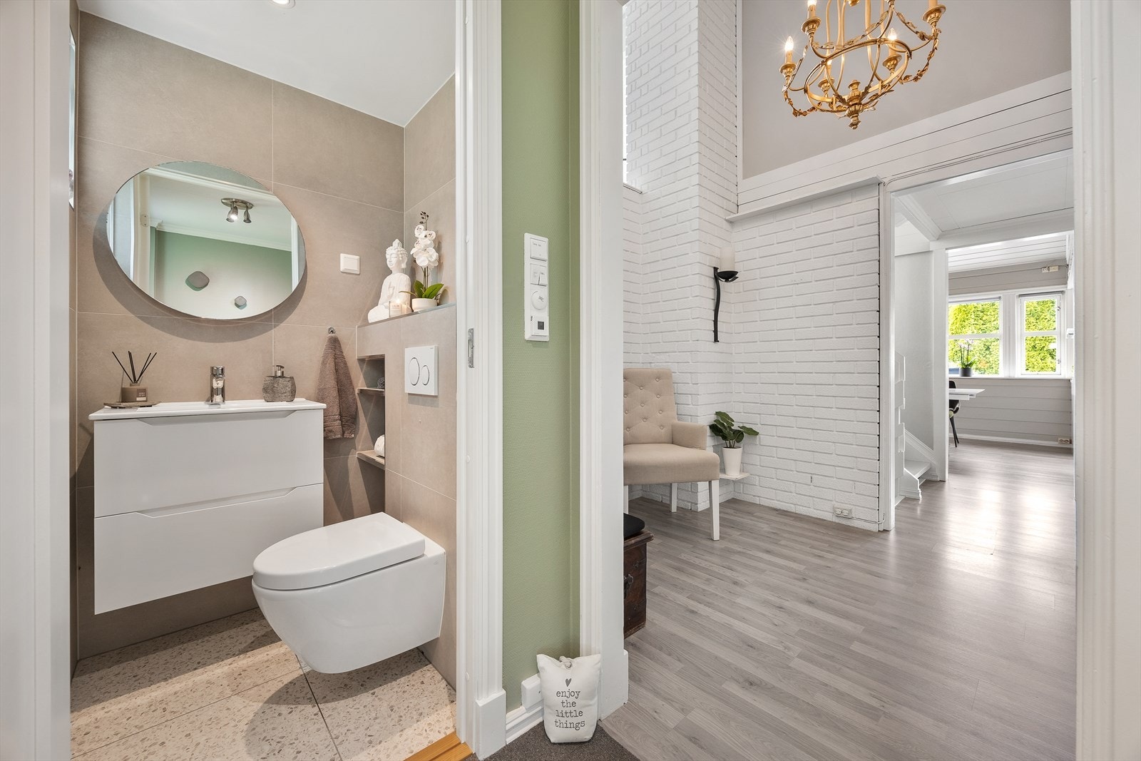 Toalettrommet er innredet med norsk innredning med to dype skuffer, speil med integrert lys og toalett. Galleribilde