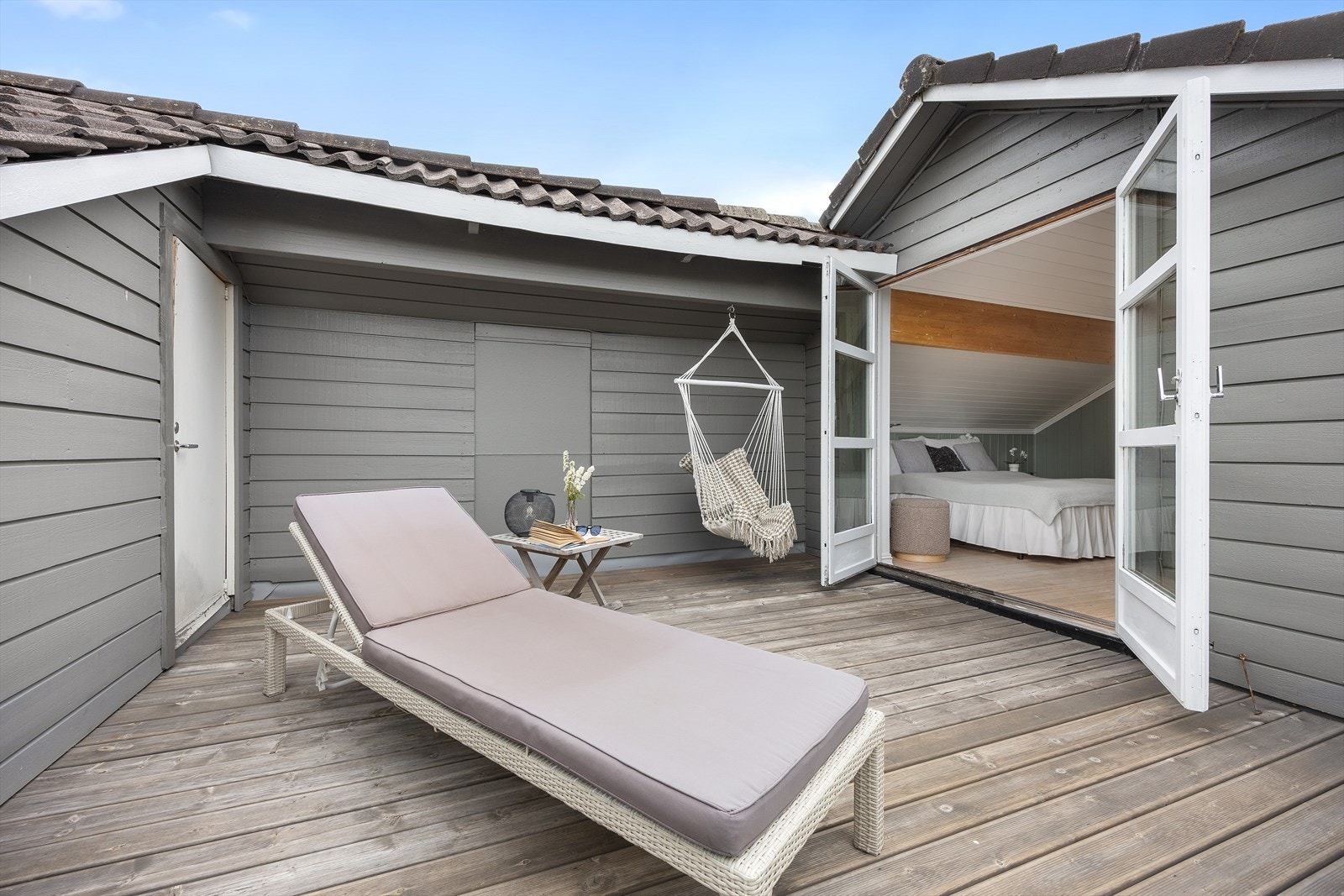 Denne er dekket med impregnert trevirke og gir også adkomst til lagringsloftet over garasjen. Galleribilde