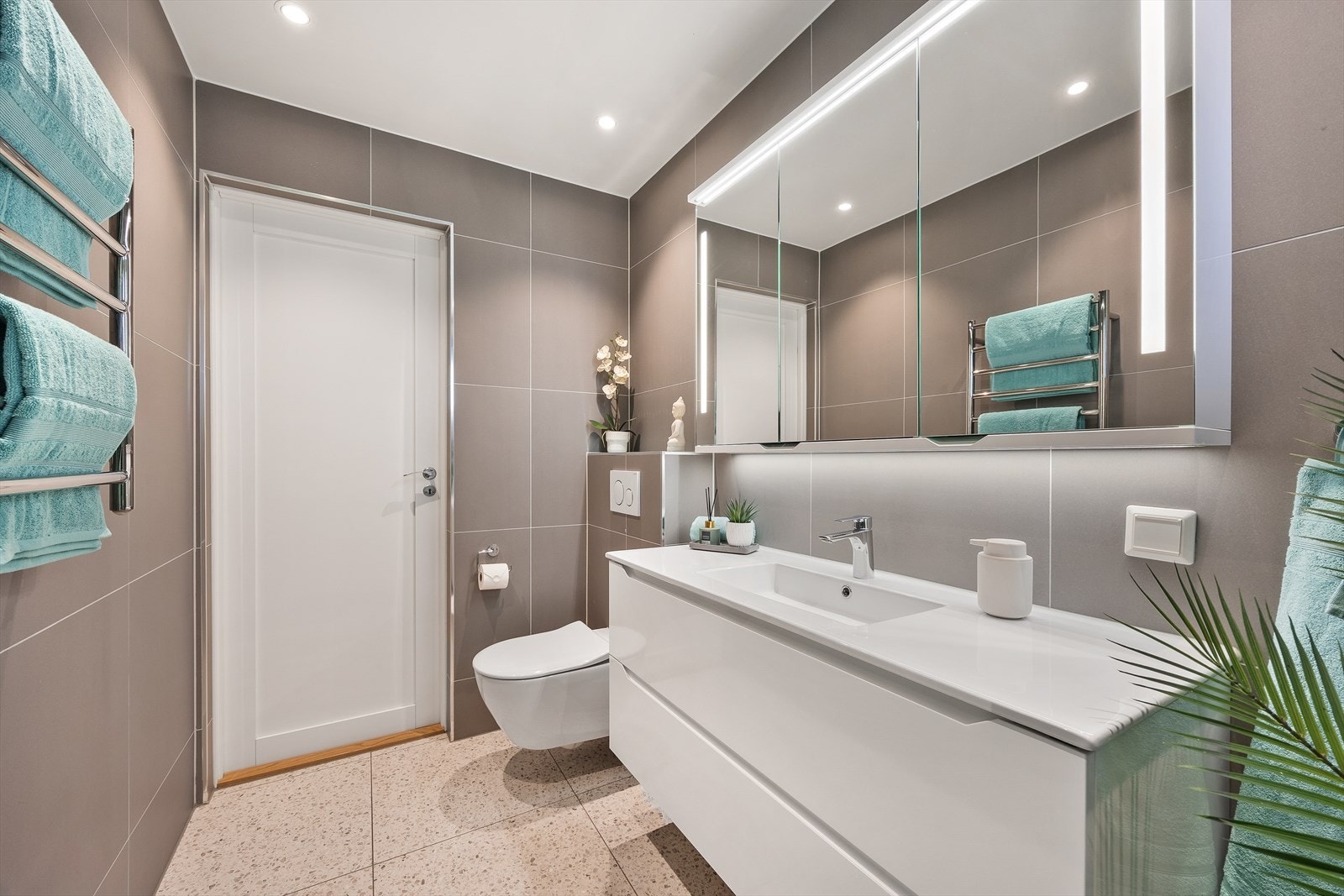 I tillegg har du flotte detaljer som ingen kant rundt dusjen, tre praktiske hyller i dusjen for såpe og stållister som avslutter rundt flisene på veggene. Galleribilde