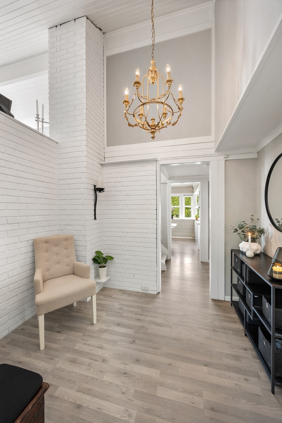 Det første som møter deg er en fin hall med en fantastisk takhøyde. Galleribilde