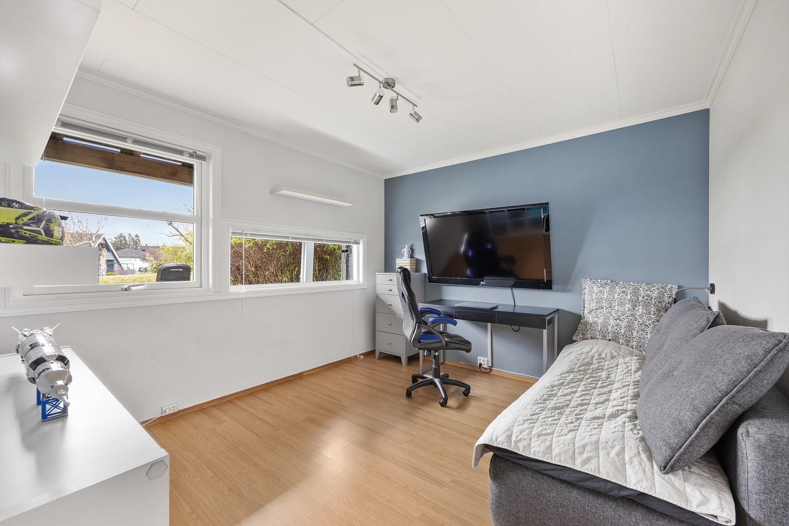 Begge rommene har plass til seng og garderobeløsninger, og egner seg godt som barnerom, gjesterom eller kontor. Galleribilde