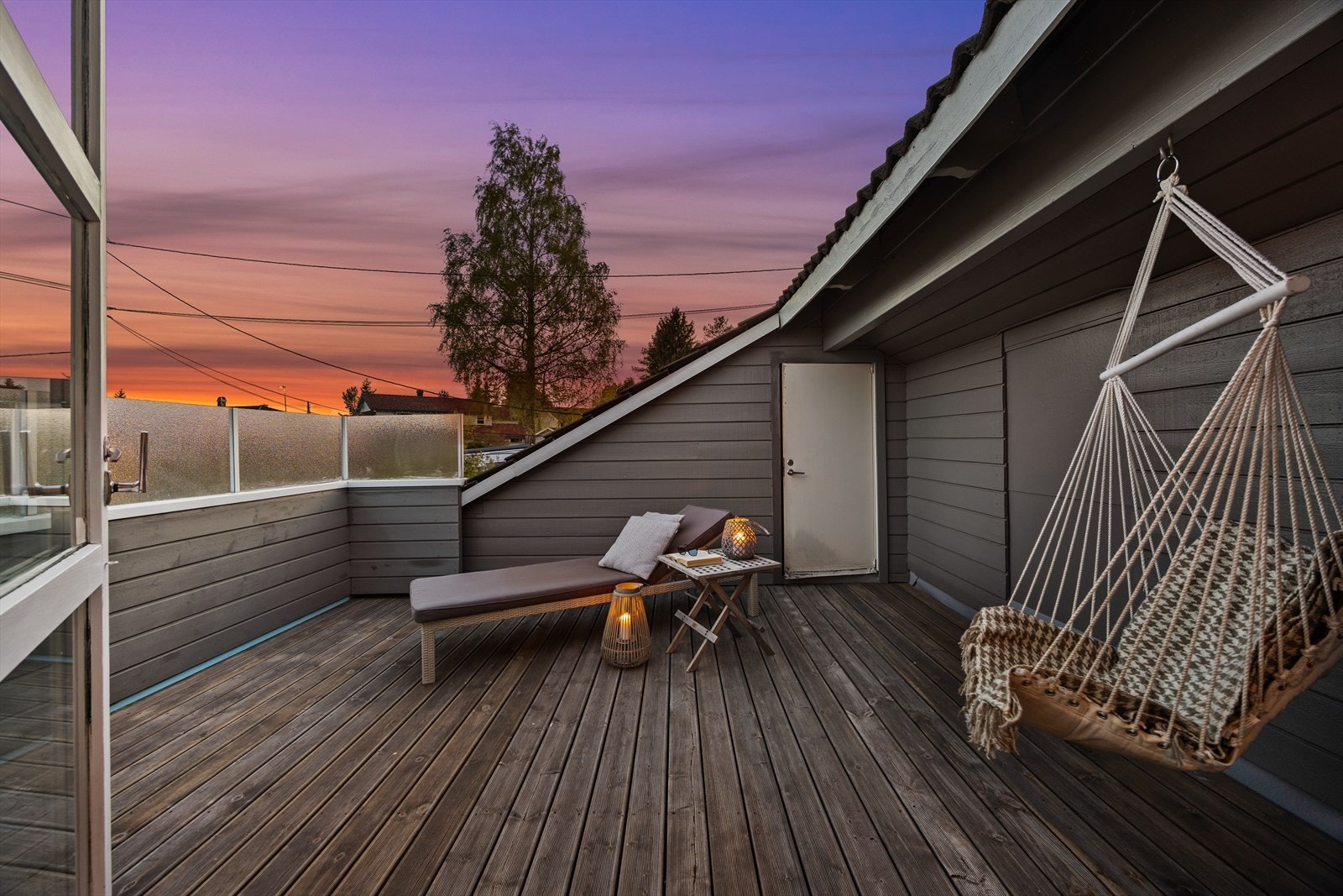 Dette er en fin uteplass med god plass til utemøbler. Galleribilde