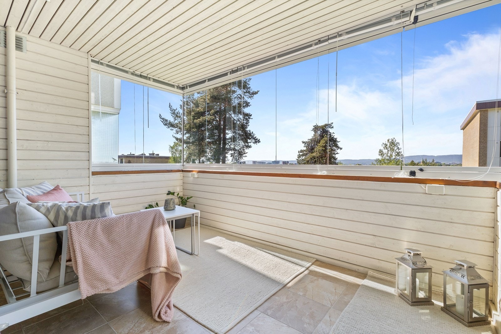En lys og moderne 2-roms leilighet i en høy 1.etasje. Galleribilde