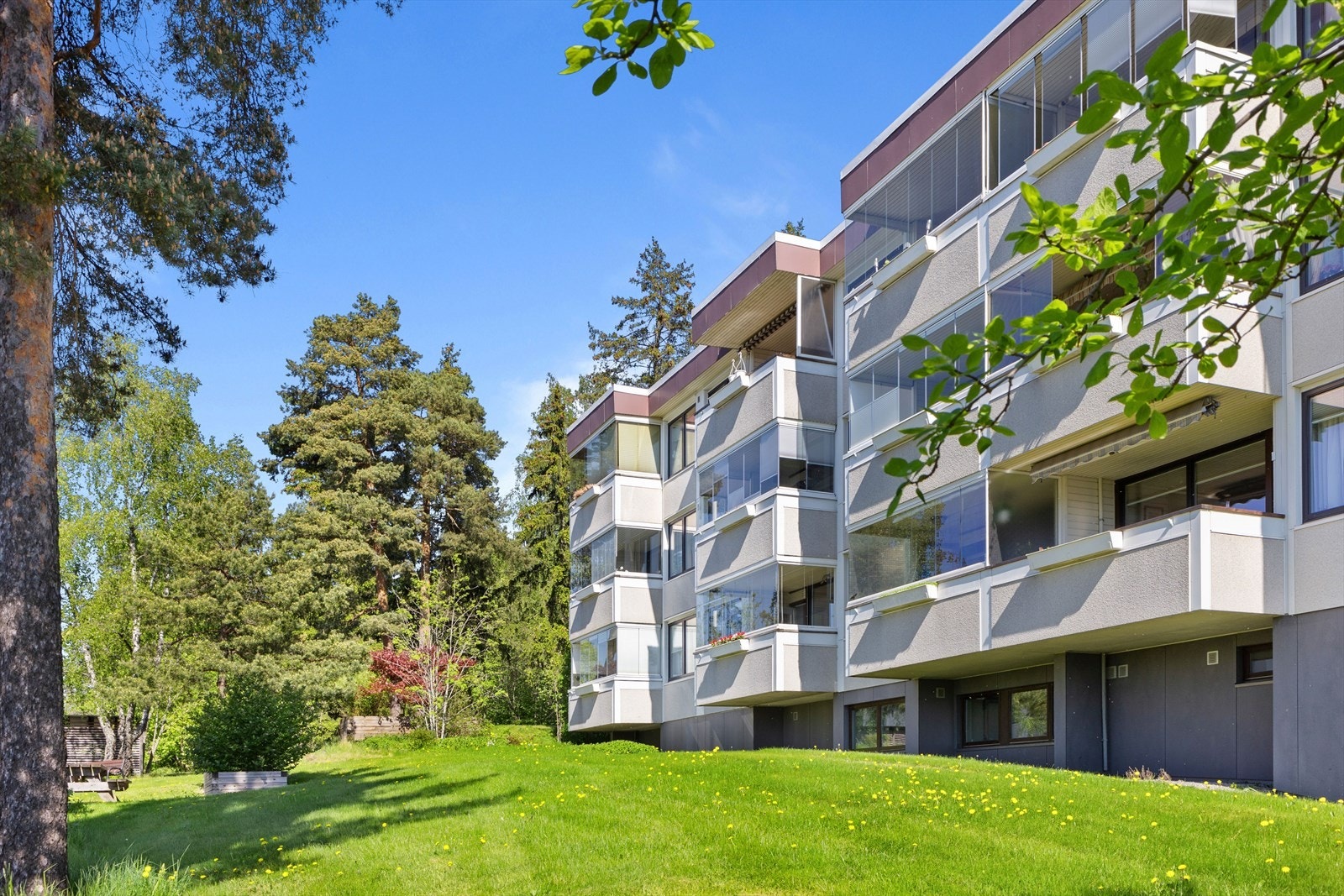 Borettslaget har pent opparbeidet tomt med store grøntareal. Galleribilde