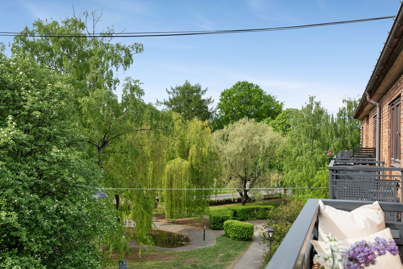 Bygget ligger tett på Kampen Park. Her ser man parken fra balkongen Galleribilde