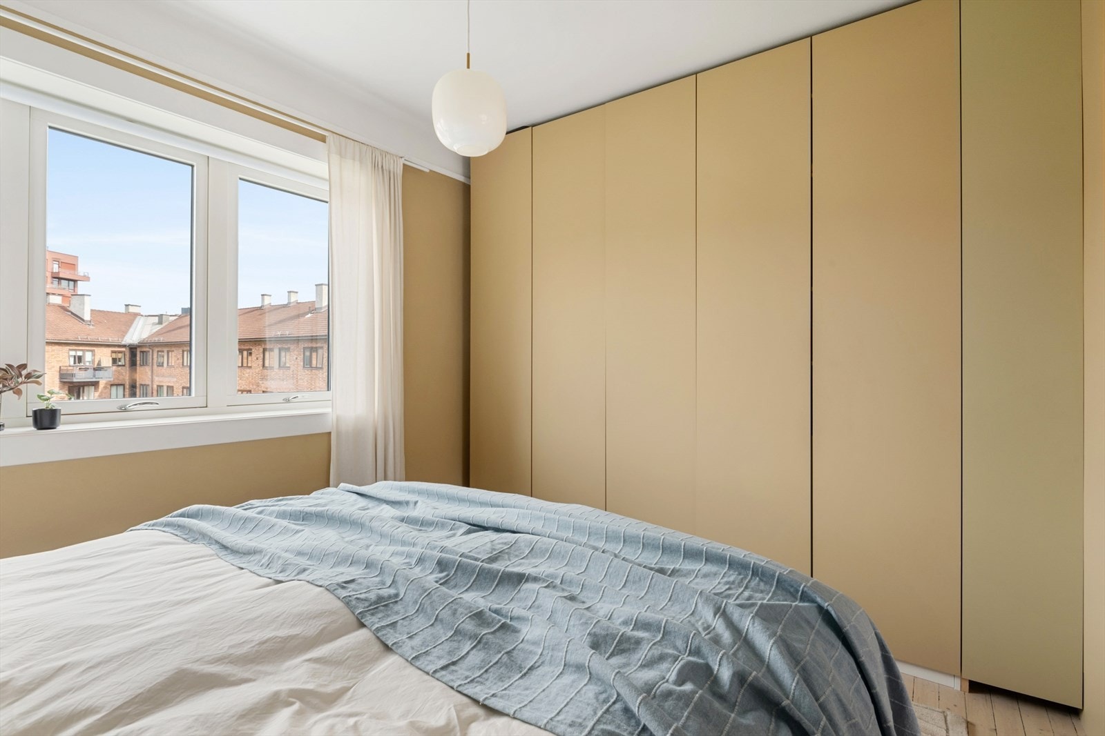 Soverommet inn mot skjermet bakgård. Rikelig med oppbevaringsplass i høyskap Galleribilde