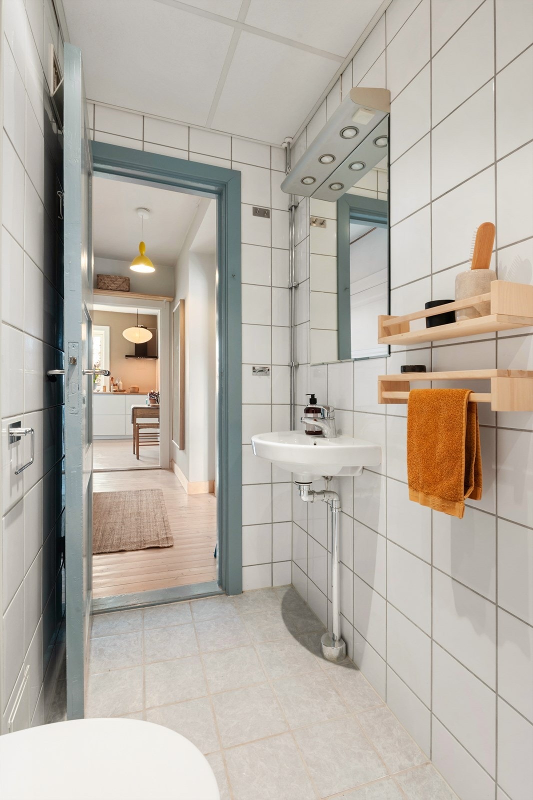 Badet er flislagt med varmekabler i gulv. Det er i tillegg fellesvaskeri Galleribilde