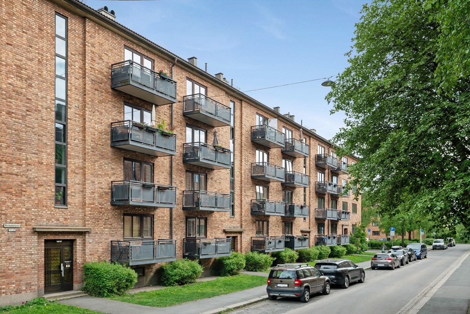 Trafikkskjermet og tilbaketrukket i et veletablert og populært boområde, samtidig sentralt med kort gangavstand til dagligvare, T-bane, buss, parker og hyggelige turstier i nærområdet Galleribilde