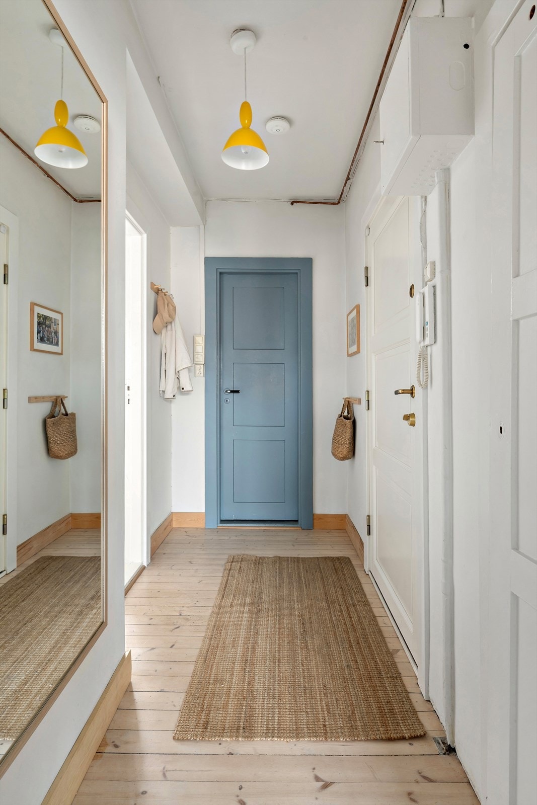 Entré med inngang til bad og innvendig bod Galleribilde