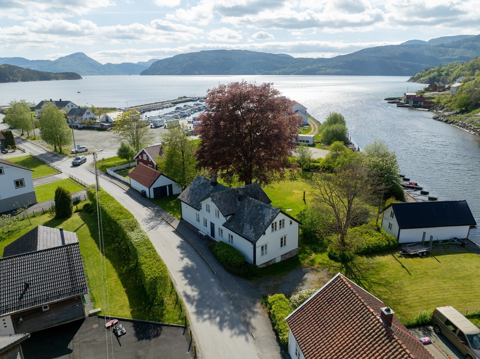Oversikt - beliggende like ved båthavna og strand Galleribilde