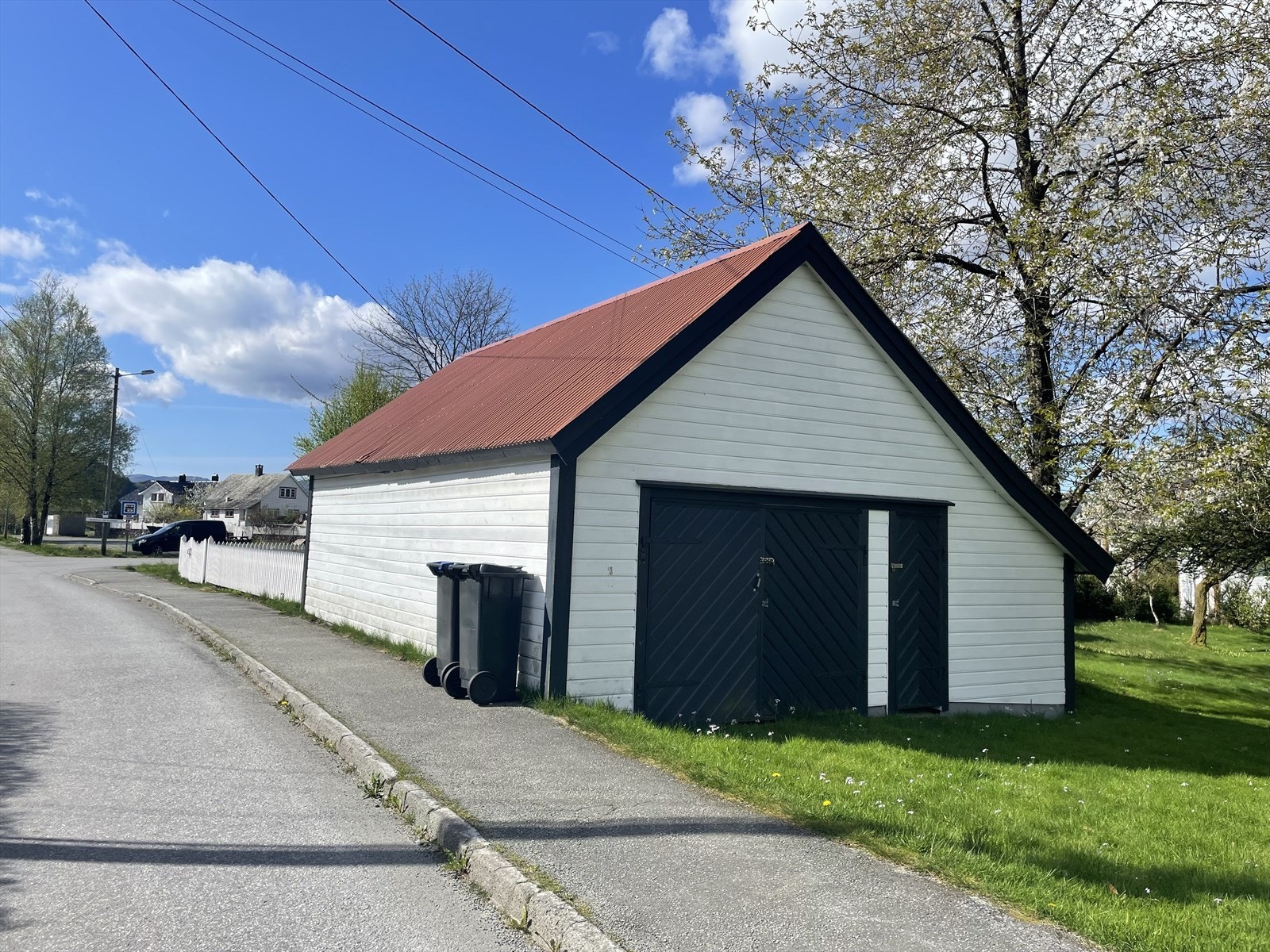 Garasje/uthus med god lagringsplass Galleribilde