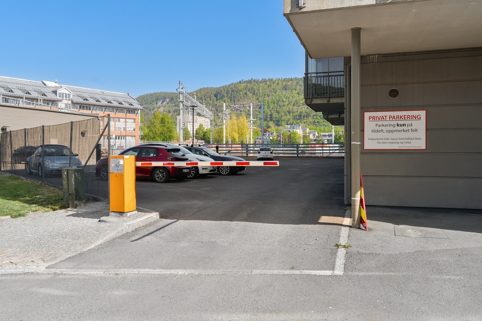 Egen parkering bak bom i enden av blokkene, direkte adkomst fra heis og gjennom garasje Galleribilde