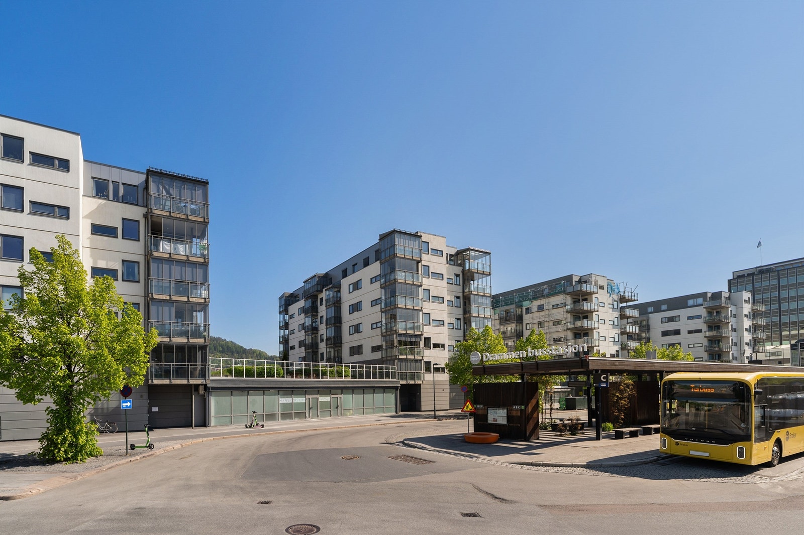 Drammen busstasjon ligger like utenfor døren. Videre er det ca. 2 minutters gange til Togstasjonen Galleribilde