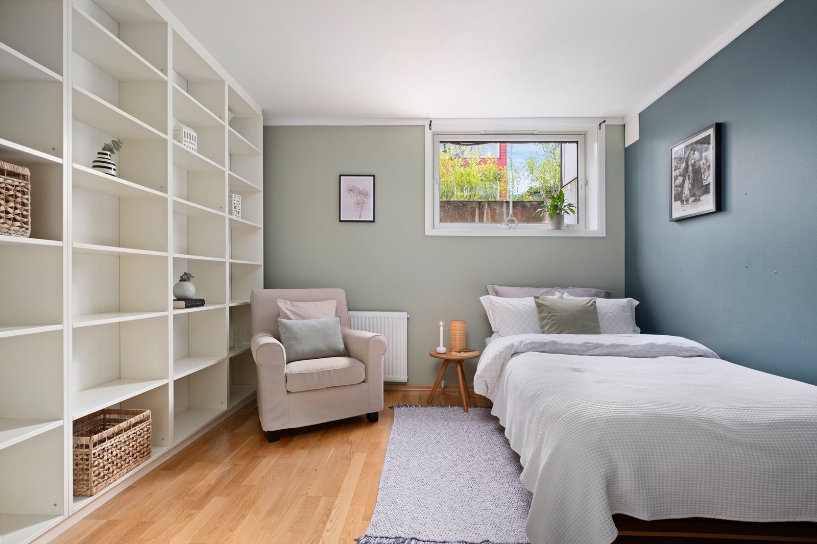 I tilknytning til soverommet i kjeller er rommet inne under trappen tilegnet som innvendig bod for ekstra lagringsplass ved behov. Galleribilde