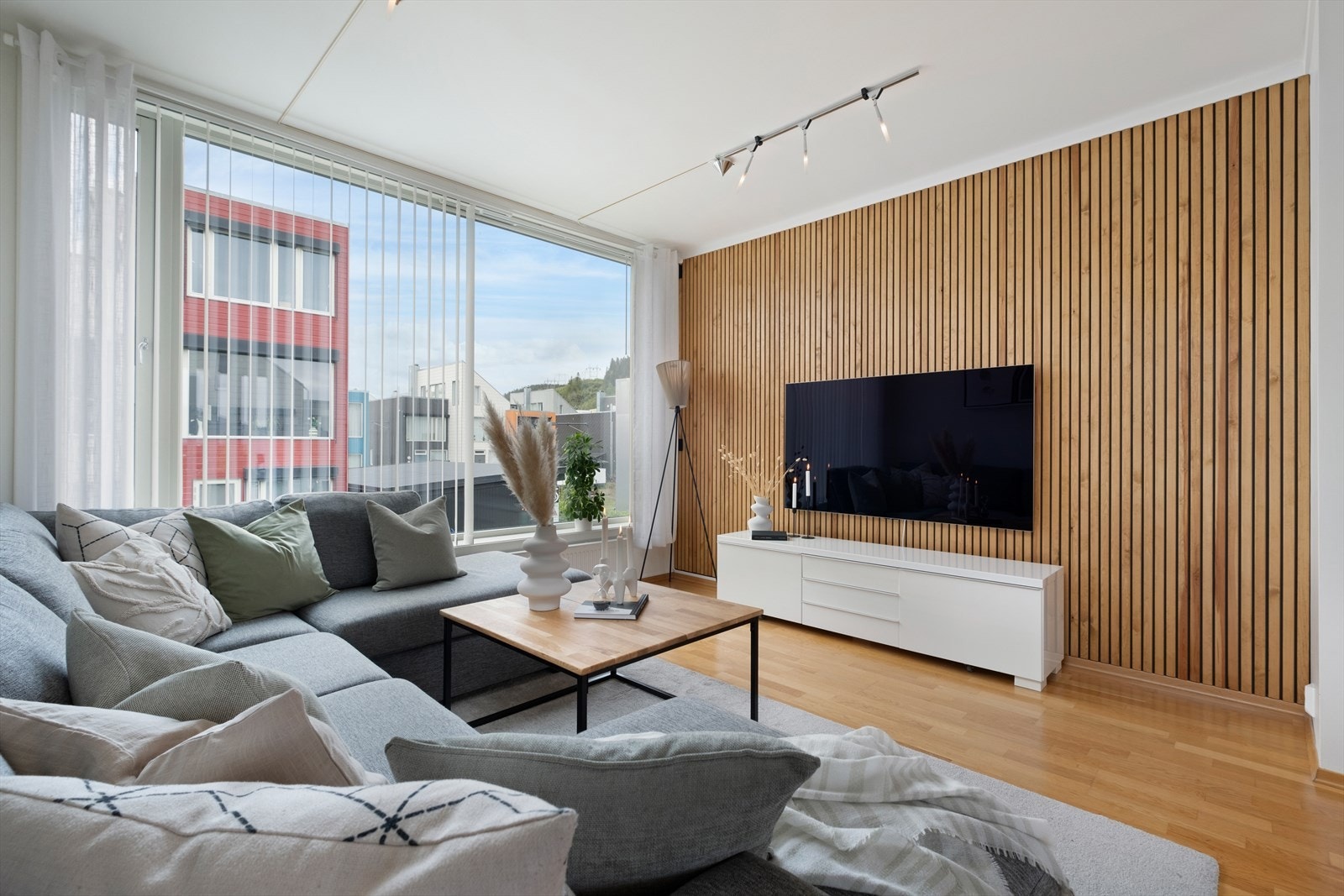 Hjemmets samlingspunkt på 38m² ligger i 2. etasje, med en åpen stue- og kjøkkenløsning, spilevegg og store vindusflater som gir rikelig med naturlig lysinnslipp. Galleribilde