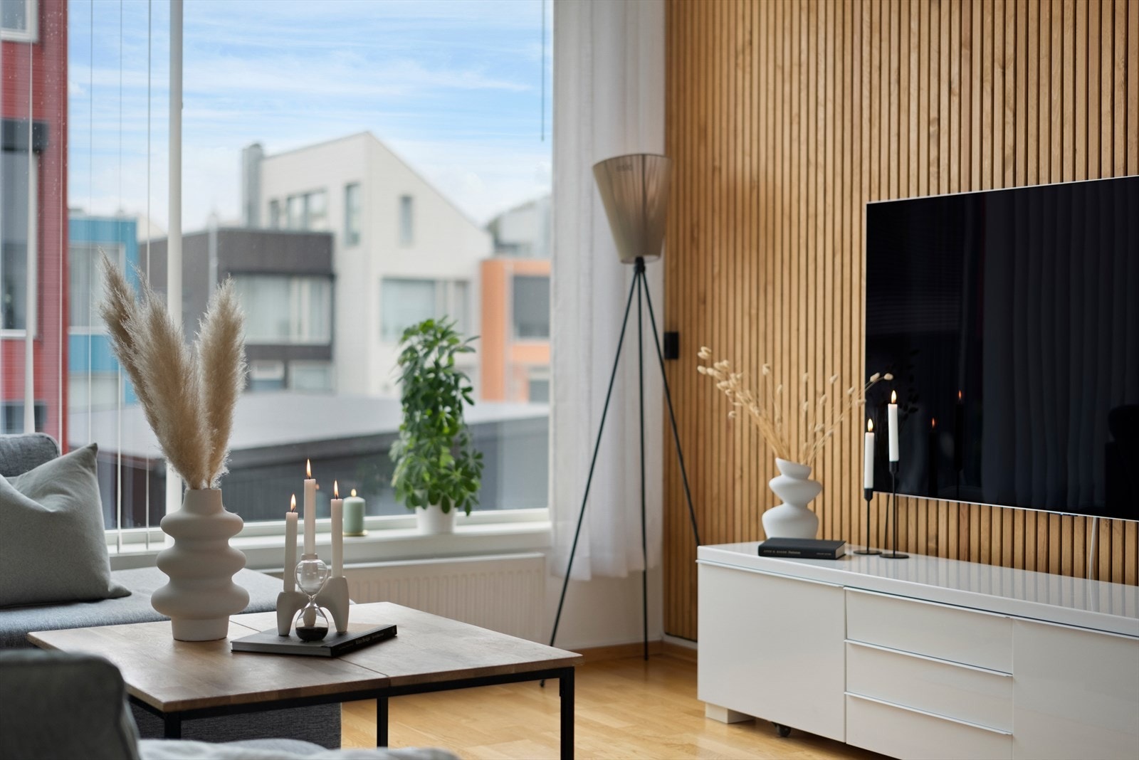 Rekkehuset går over tre plan og er svært innholdsrikt, med hele to stuer og to våtrom. Galleribilde