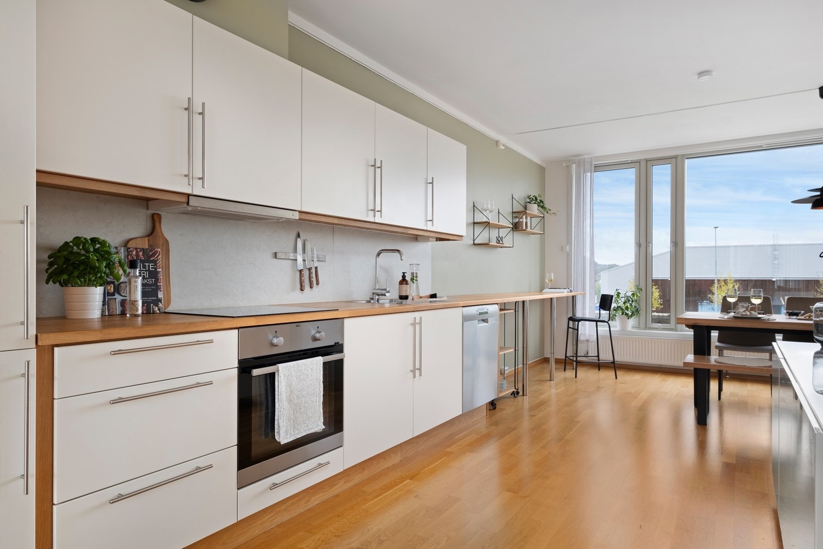 Kjøkkeninnredningen ble oppgradert i 2021 med ny benkeplate, platetopp, stekeovn, oppvaskmaskin, vask og blandebatteri, i følge selger. Galleribilde