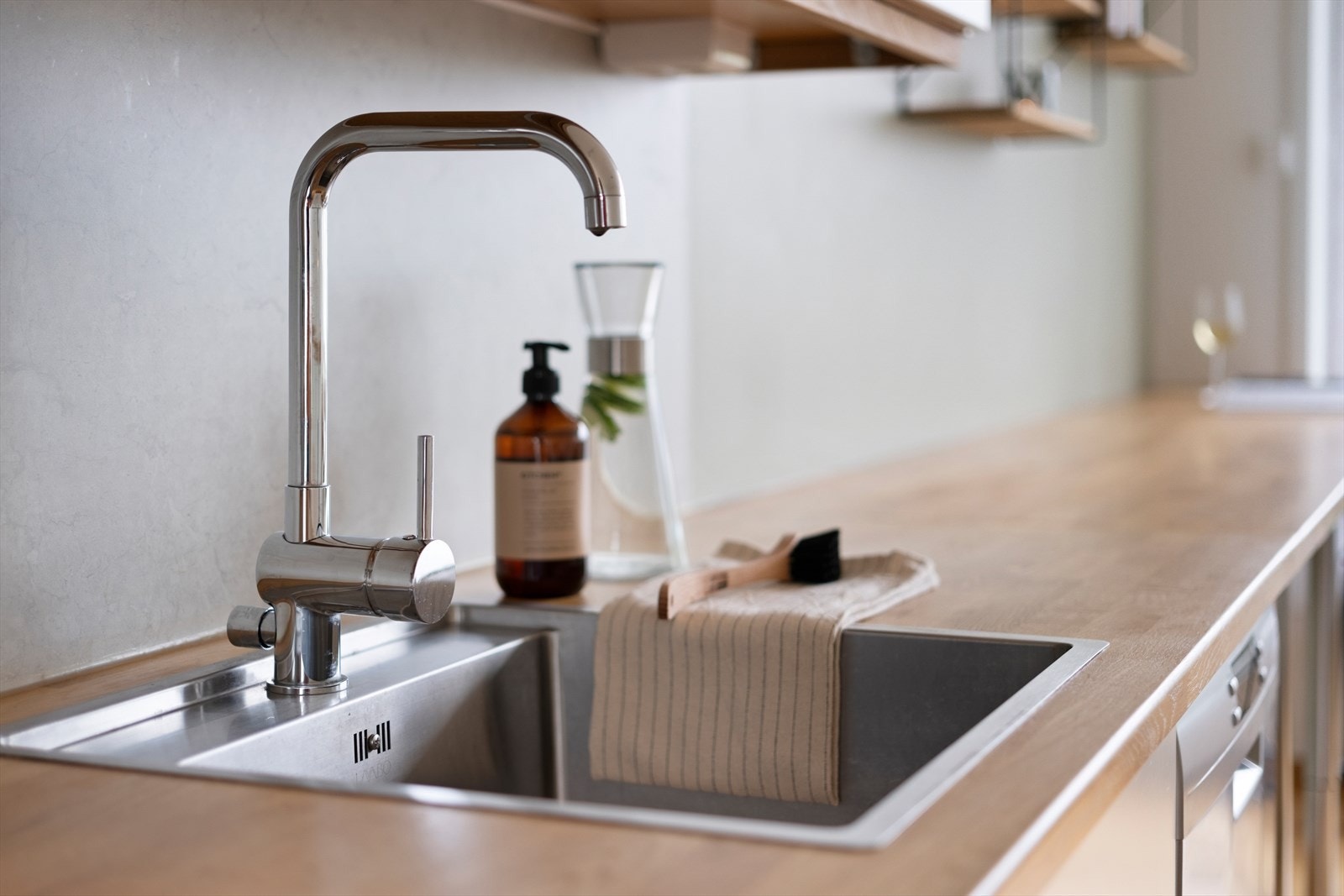 Innredning med mekanisk avtrekksvifte over stekesonen, sammen med integrert kombi kjøl/fryseskap. Benkeplate av heltre eik. Galleribilde