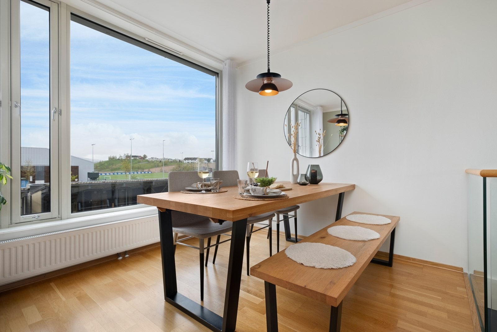 I forlengelsen av stua finner du en naturlig plass for spisebordet - en hyggelig spiseseksjon med utsikt mot landlige omvigelser. Galleribilde