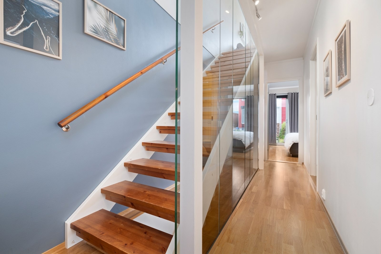 Boligen har parkettgulv som gir en varm og innbydende atmosfære, samtidig som det er slitesterkt og enkelt å vedlikeholde. Galleribilde