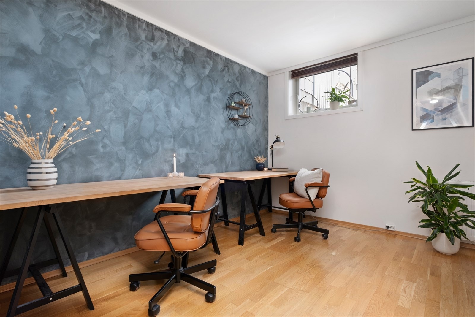 Kjellerstuen er et fleksibelt rom, som kan benyttes som kontor/syrom/hobbyrom eller tv stue. Galleribilde