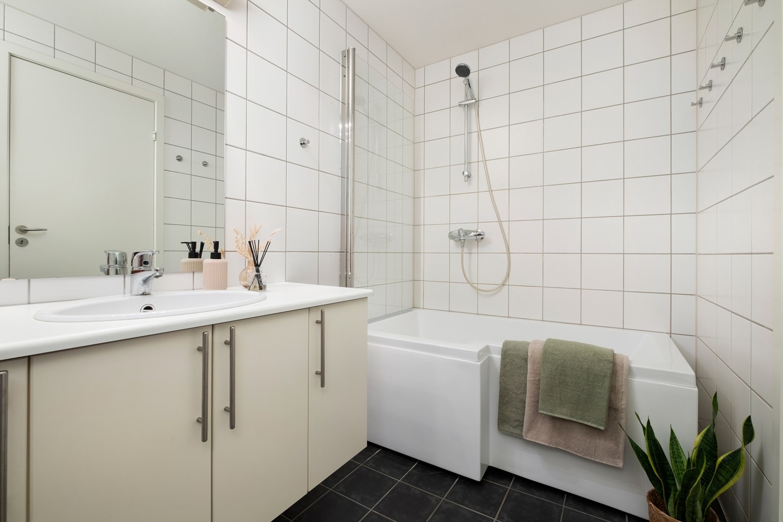 I 2024 ble dusjkabinettet fjernet, og det ble i stedet satt inn et moderne badekar med dusjvegg. Galleribilde