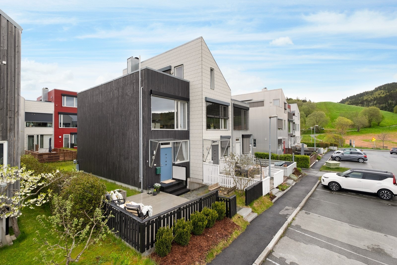 Velkommen til Lillian Byes veg 15! Heimdal Eiendomsmegling v/Anders Steien har gleden av å presentere dette attraktive rekkehuset over 3-plan på populære Utleira. Galleribilde