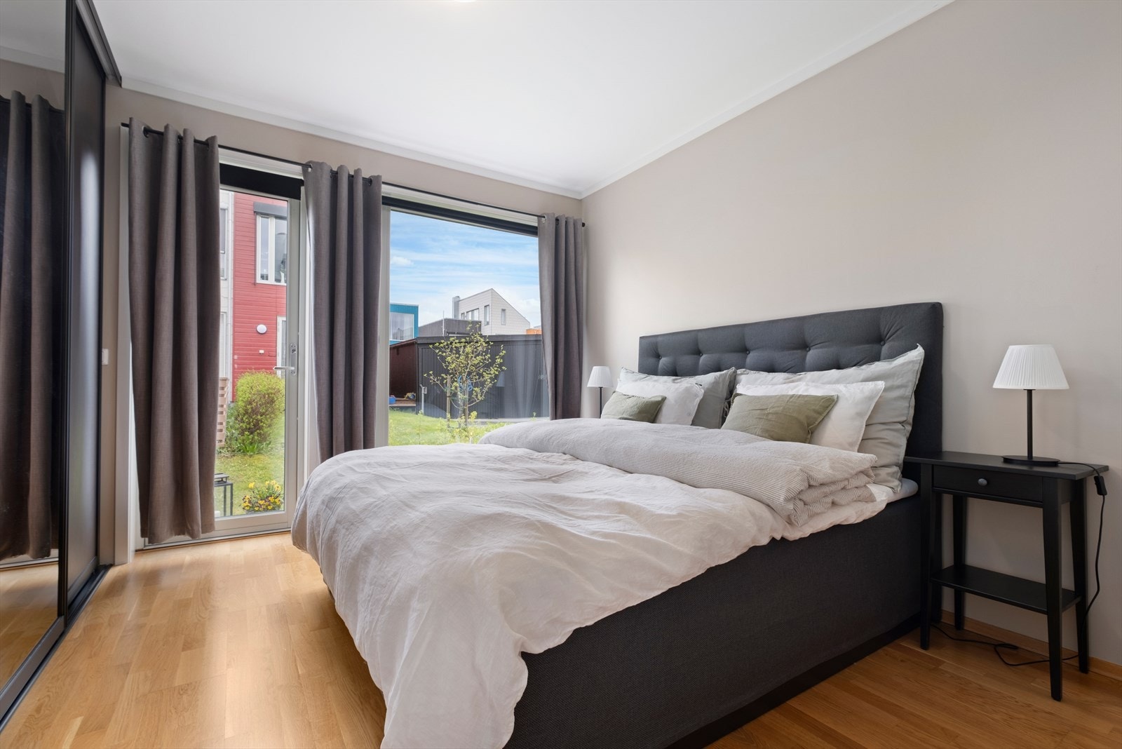 Det er totalt 3 soverom i rekkehuset, med størrelse på hhv. 14m², 11,5m² og 6m². Galleribilde