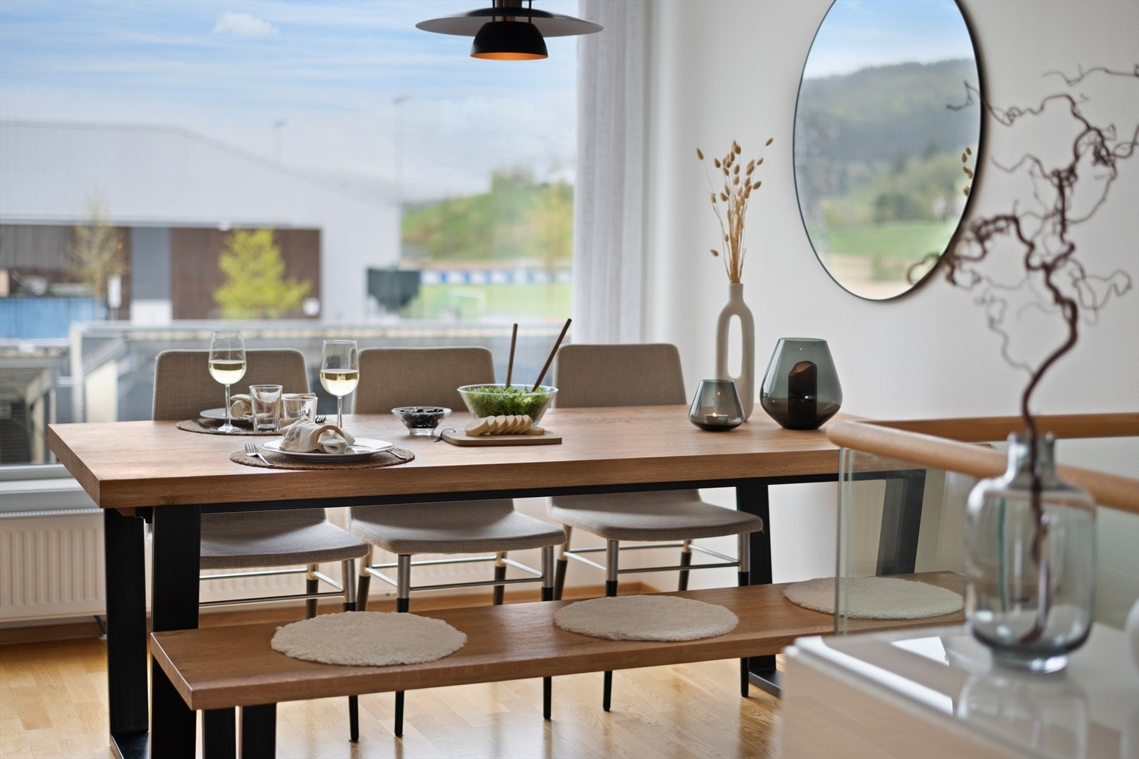 Utleirahallen ligger 2 minutter gange fra rekkehuset med fine aktivitetsmuligheter og kunstgressbane. Det er videre kort vei til kollektivtransport, hvor bussholdeplass ved Risvollan senter ligger ca. 7 minutter gange fra Lillian Byes veg. Galleribilde