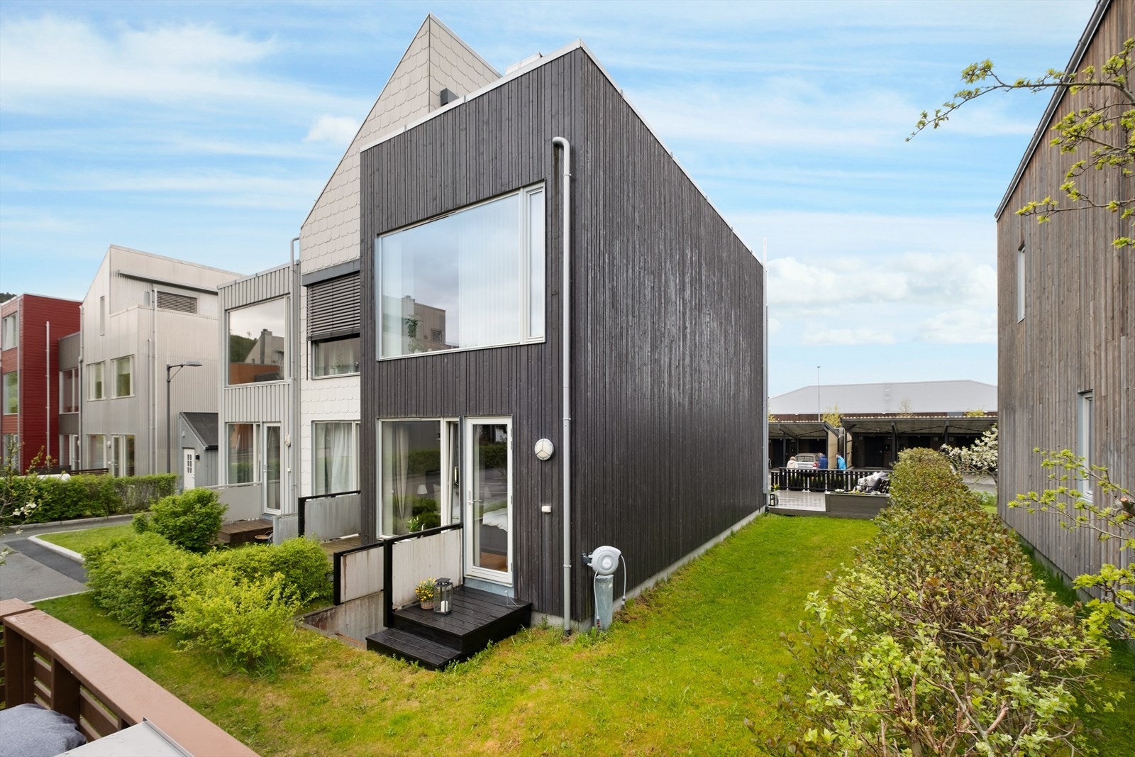 Med egen tomt på ca. 102 m² har du din helt egen uteplass, ideell for både små prosjekter og avslapping. Galleribilde