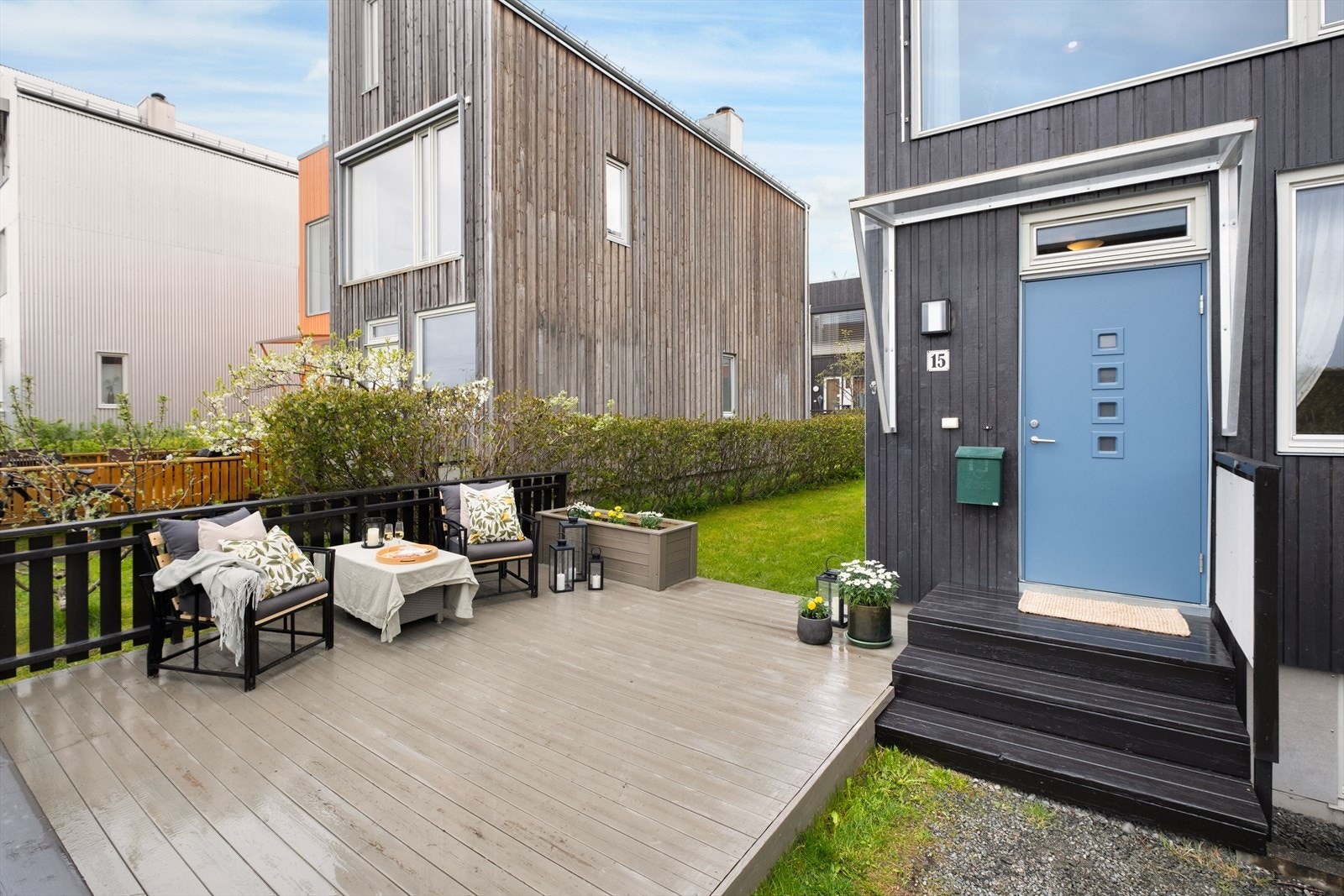 Det er flere videregående skoler i nærliggende områder, samt et godt utvalg av barnehager, hvor nærmeste barnehage ligger 3 minutter gange fra boligen. Galleribilde