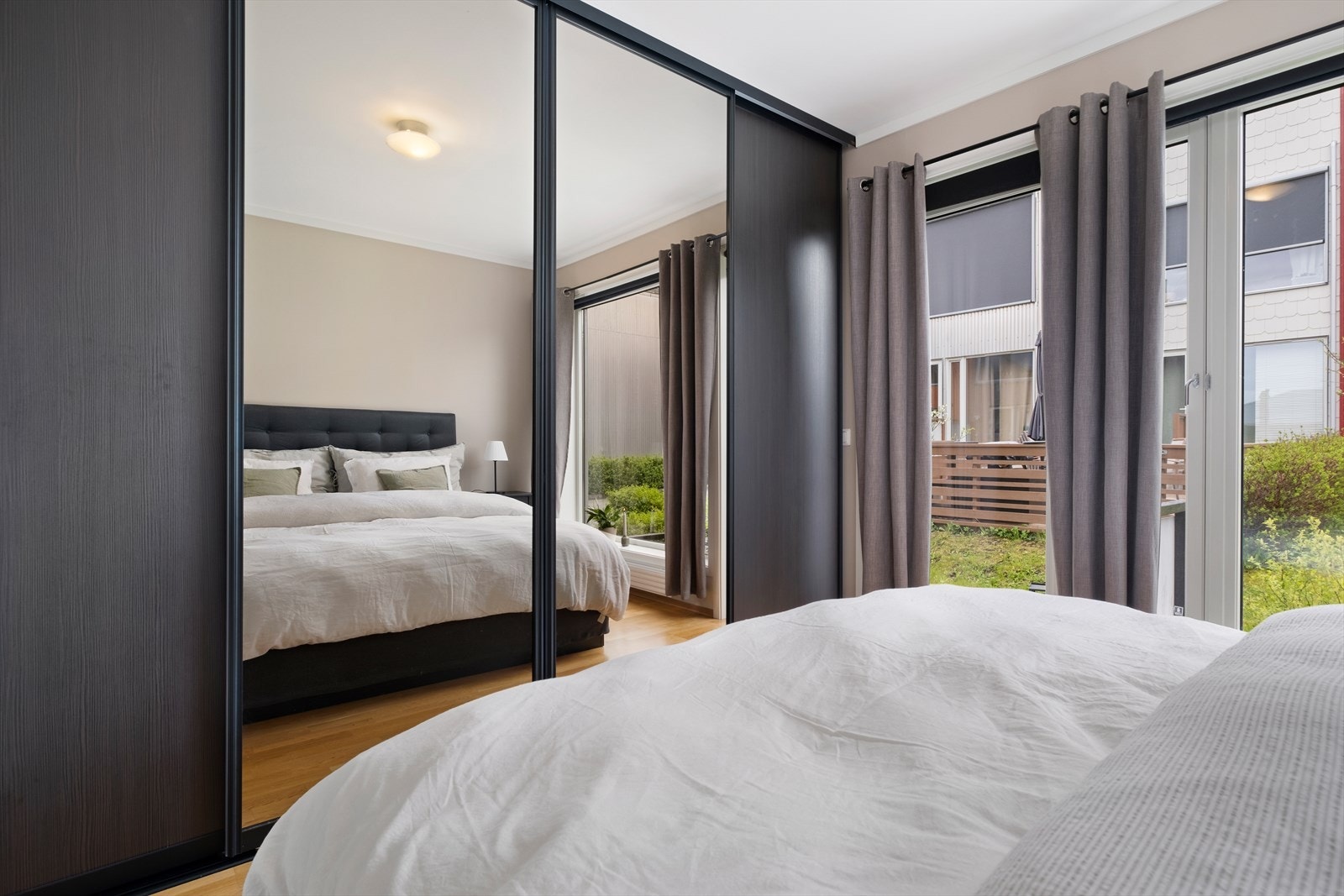 På hovedsoverommet ble det i 2019 installert en praktisk skyvedørsgarderobe som gir godt med oppbevaringsplass. Galleribilde