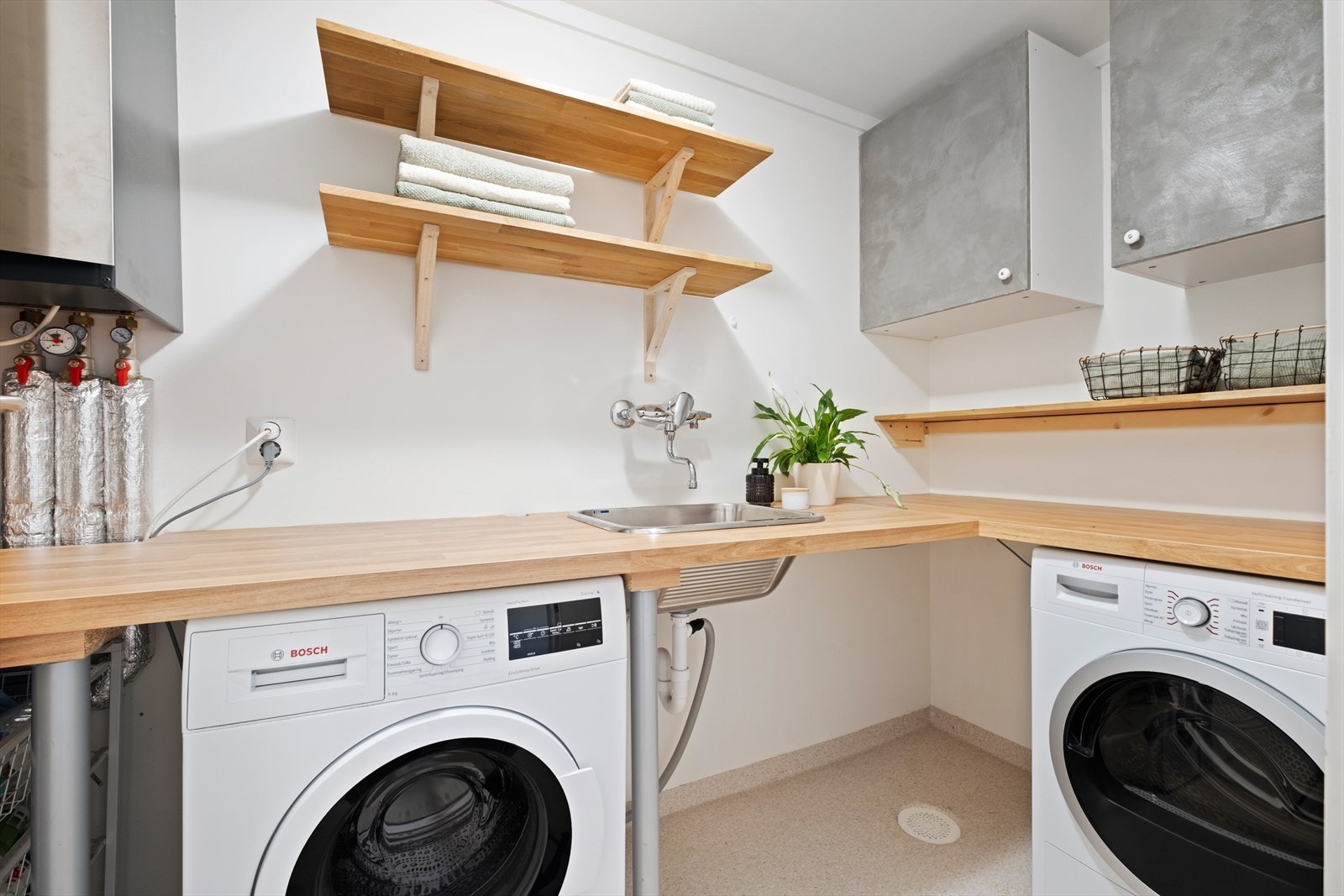 Vaskerommet i kjelleren har en størrelse på 4,5m² utstyrt med vaskemaskin, rørfordelingsskap, skyllekum og stoppekran. Galleribilde