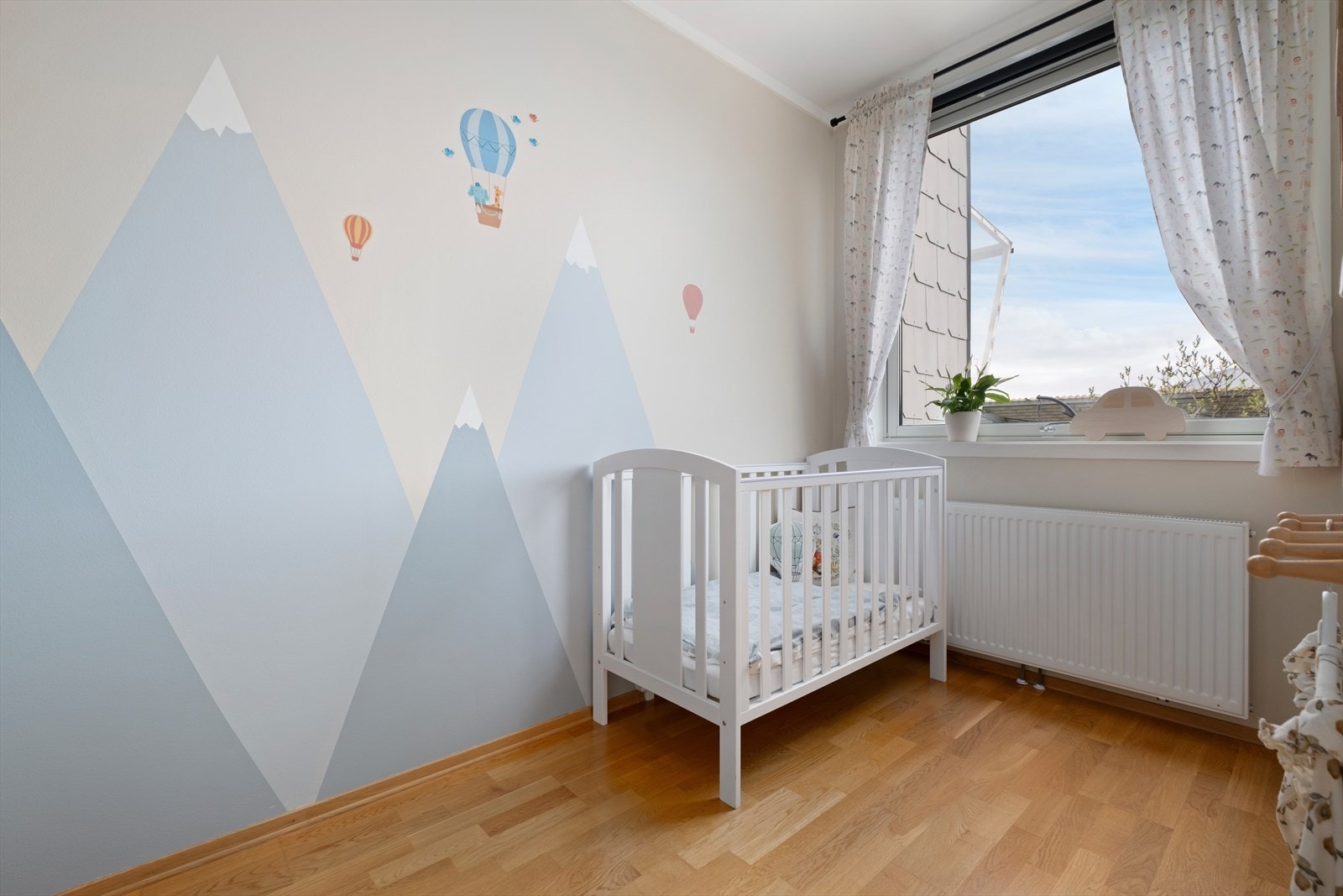 Det minste soverommet ligger sørvendt og kan benyttes som barnerom, kontor eller oppbevaringsrom. Galleribilde