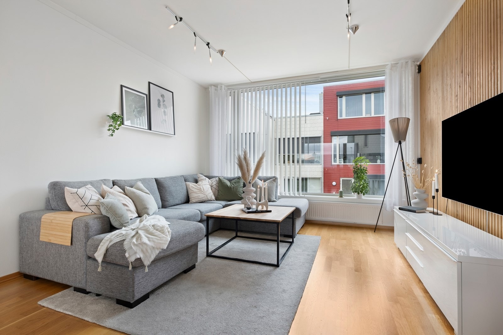 Stuens romslige areal gir gode muligheter for en koselig og sosial sofakrok - perfekt for å samle venner og familie. Galleribilde