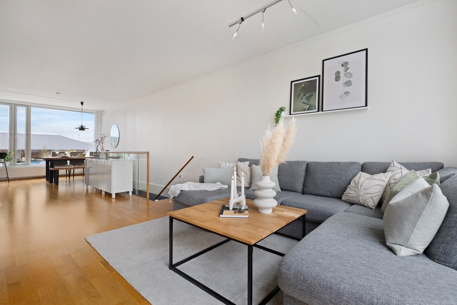 Hele boligen oppvarmes gjennom fjernvarme, noe som skaper både rimelige og forutsigbare bokostnader gjennom alle årstider. Galleribilde