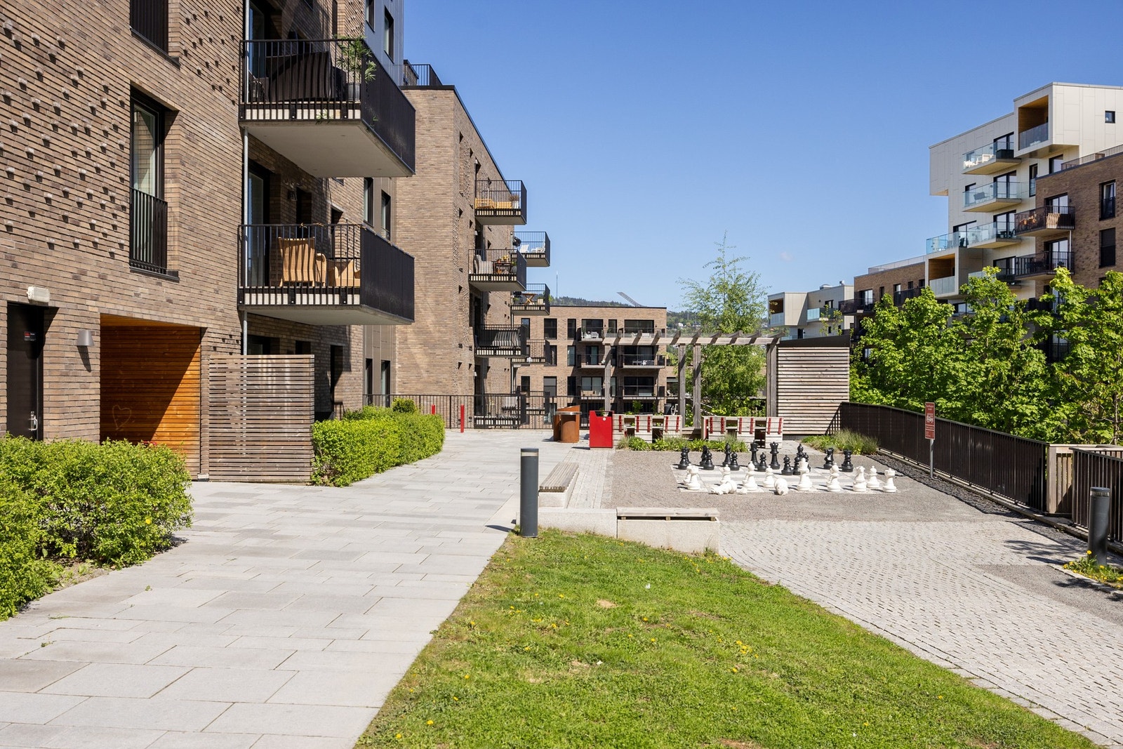 Borettslaget har felles takterrasse, sykkelparkering, sykkelvask og smørebod. Galleribilde