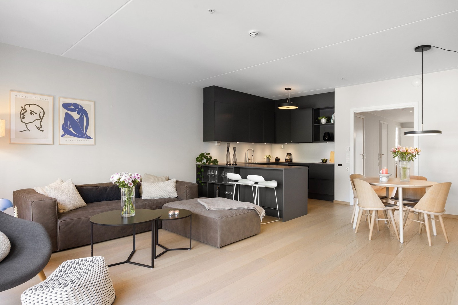 Stuen oppleves lys og luftig, og kan enkelt innredes med flere soner. Galleribilde