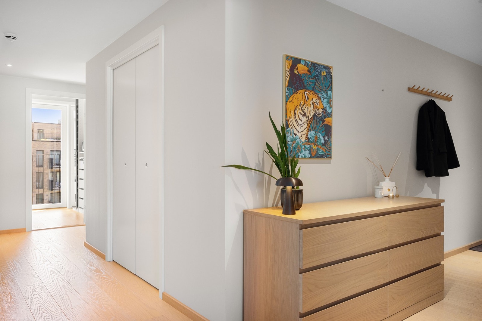 Stor entré med god plass til oppbevaring av yttertøy og sko. Galleribilde