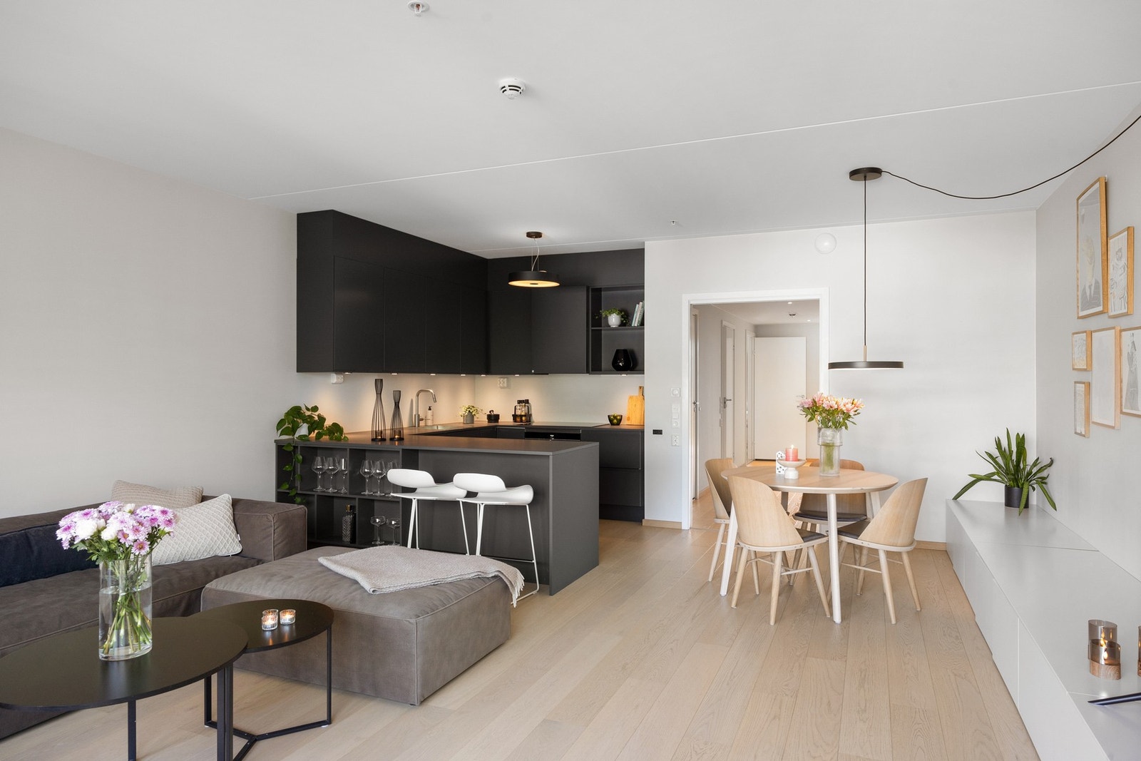 Leiligheten har vannbåren gulvvarme og balansert ventilasjon. Galleribilde