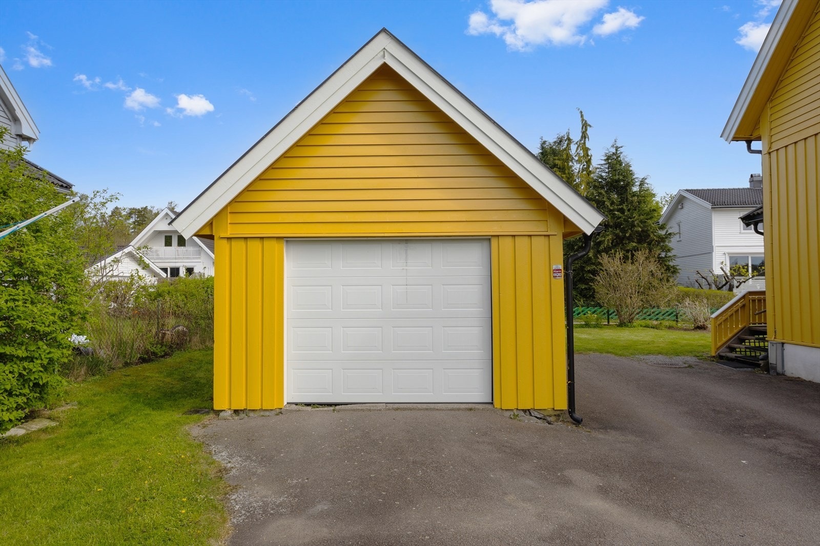 I enden av eiendommens gårdsplass er det oppført frittstående garasje, bygget på samme tid som huset. Garasjen har betongstøpt gulvdekke, praktisk sideinngang fra øst og leddet stålport fra ca. 2010 med elektrisk portåpner. Galleribilde