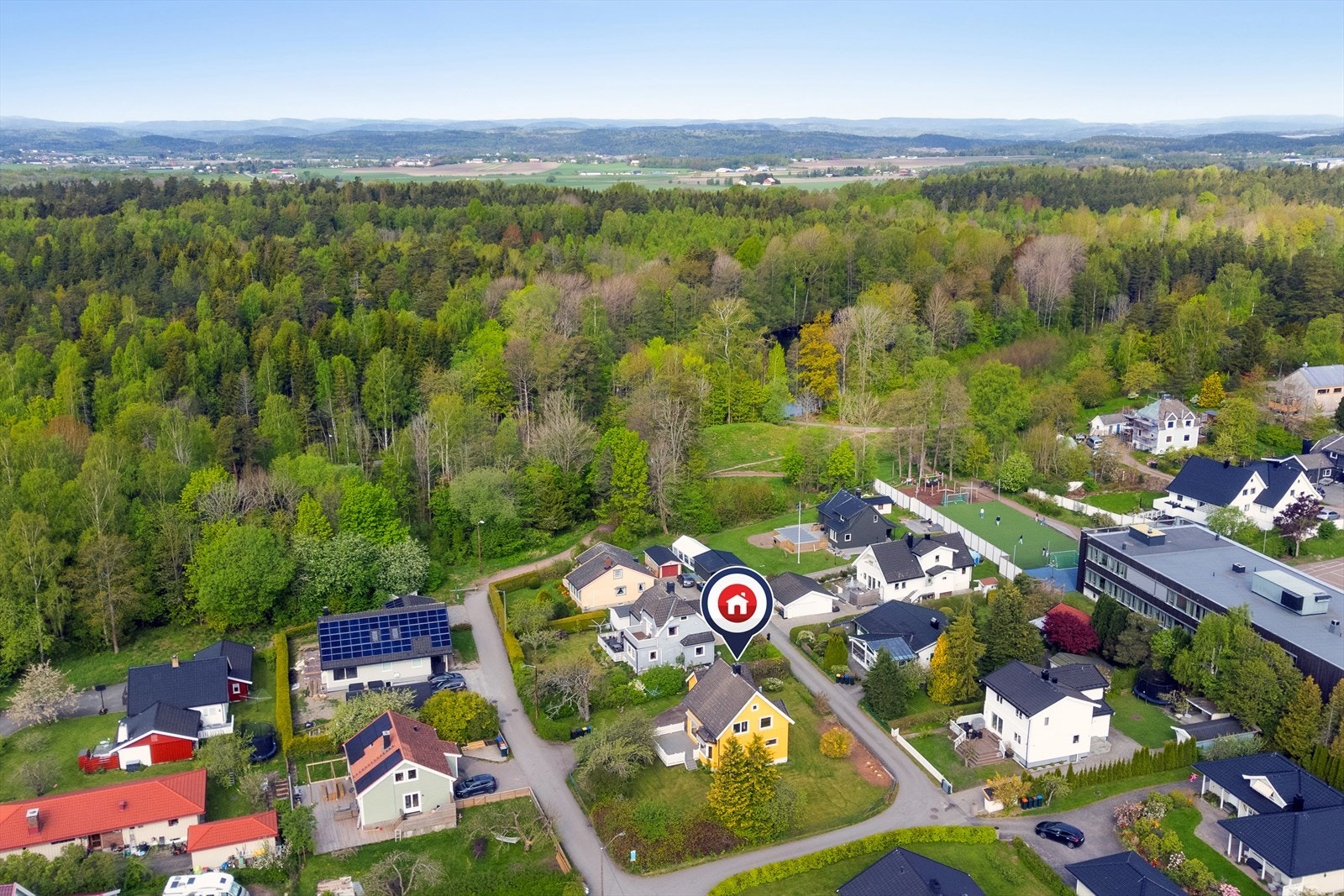 Boligen ligger i et barnevennlig og etablert boområde på Eik i Tønsberg. Galleribilde