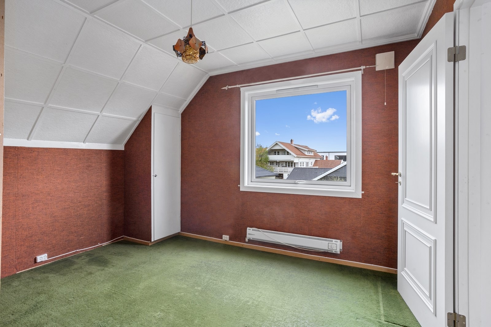 God plass til både seng, oppbevaring og skrivepult. Galleribilde