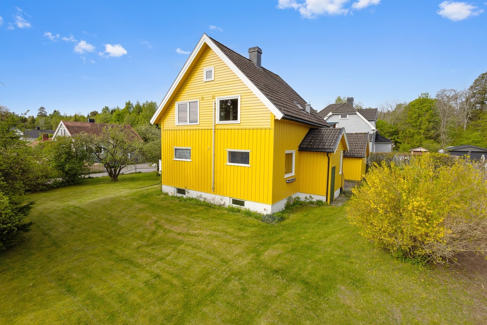 Huset er plassert sentralt på tomten med god avstand til naboeiendommer. Galleribilde