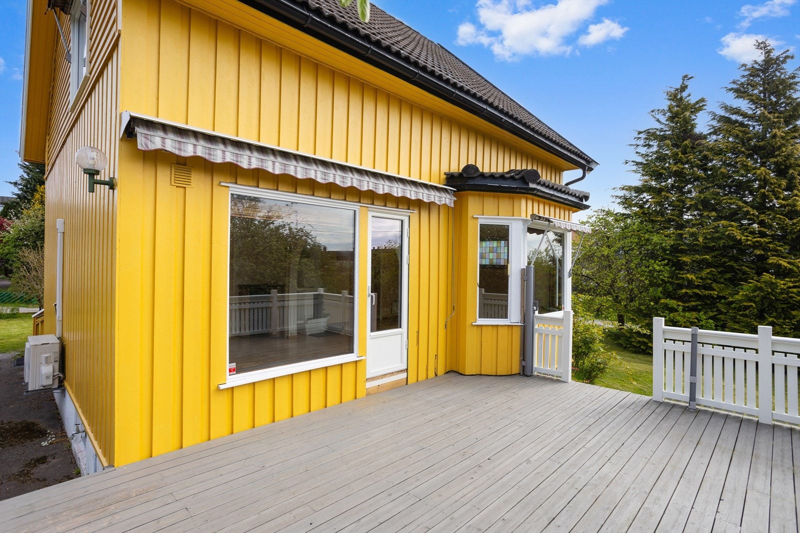 Rekkverk og beplantning gir en lun og privat atmosfære. Perfekt for grilling og uteservering i sommerhalvåret. Galleribilde