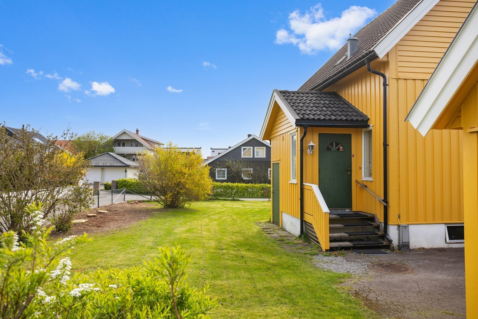 Boligen er oppusset og oppgradert utvendig som i stor grad innvendig på 1980 og 1990-tallet, er solid bygget og normalt vedlikeholdt. Galleribilde