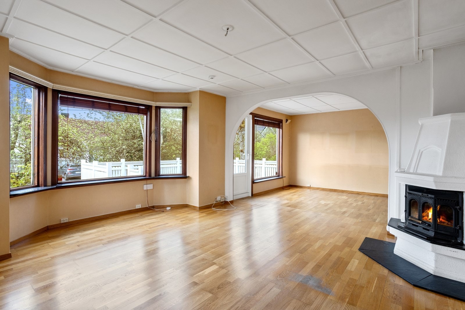Vedfyring gir både varme og stemning på kalde dager. Galleribilde